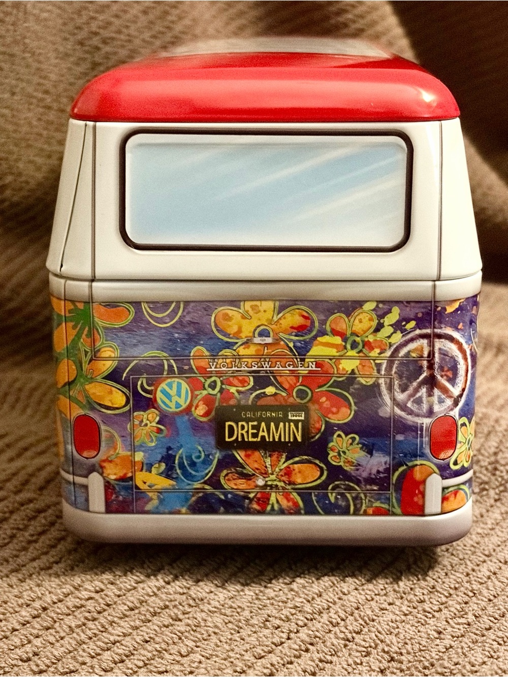 EuroGraphics VW Wave Hopper 550-Piece Puzzle packaged in a collectible, bus-shap - Picture 6 of 8